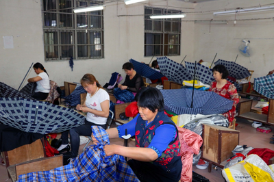 安徽庐江 “微工厂”办在家门口，村民挣钱不出村